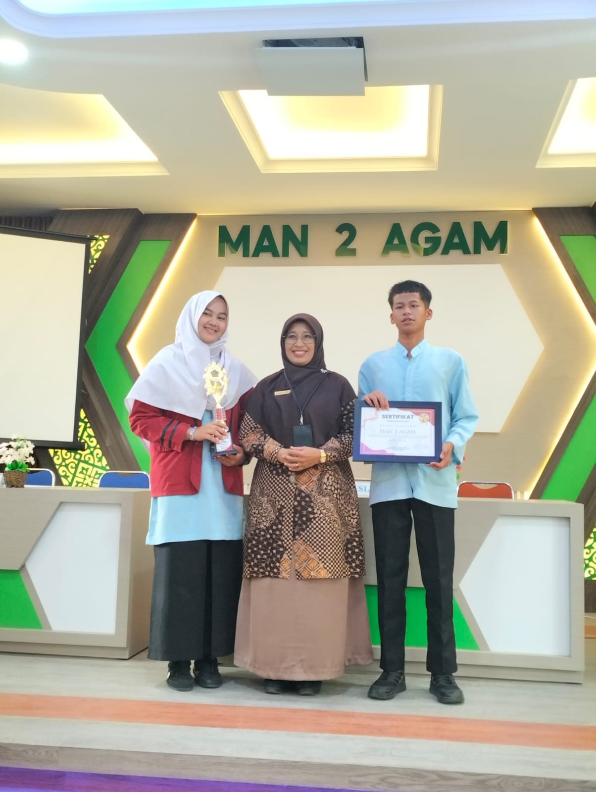 MAN 2 Agam Sabet Juara 2 Lomba Video Pendek Anti-Bullying Kanwil Kemenag Sumbar HUT RI-81